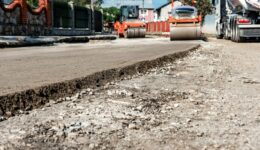 Długoterminowe korzyści z użycia cementu do stabilizacji gruntu w projektach infrastrukturalnych